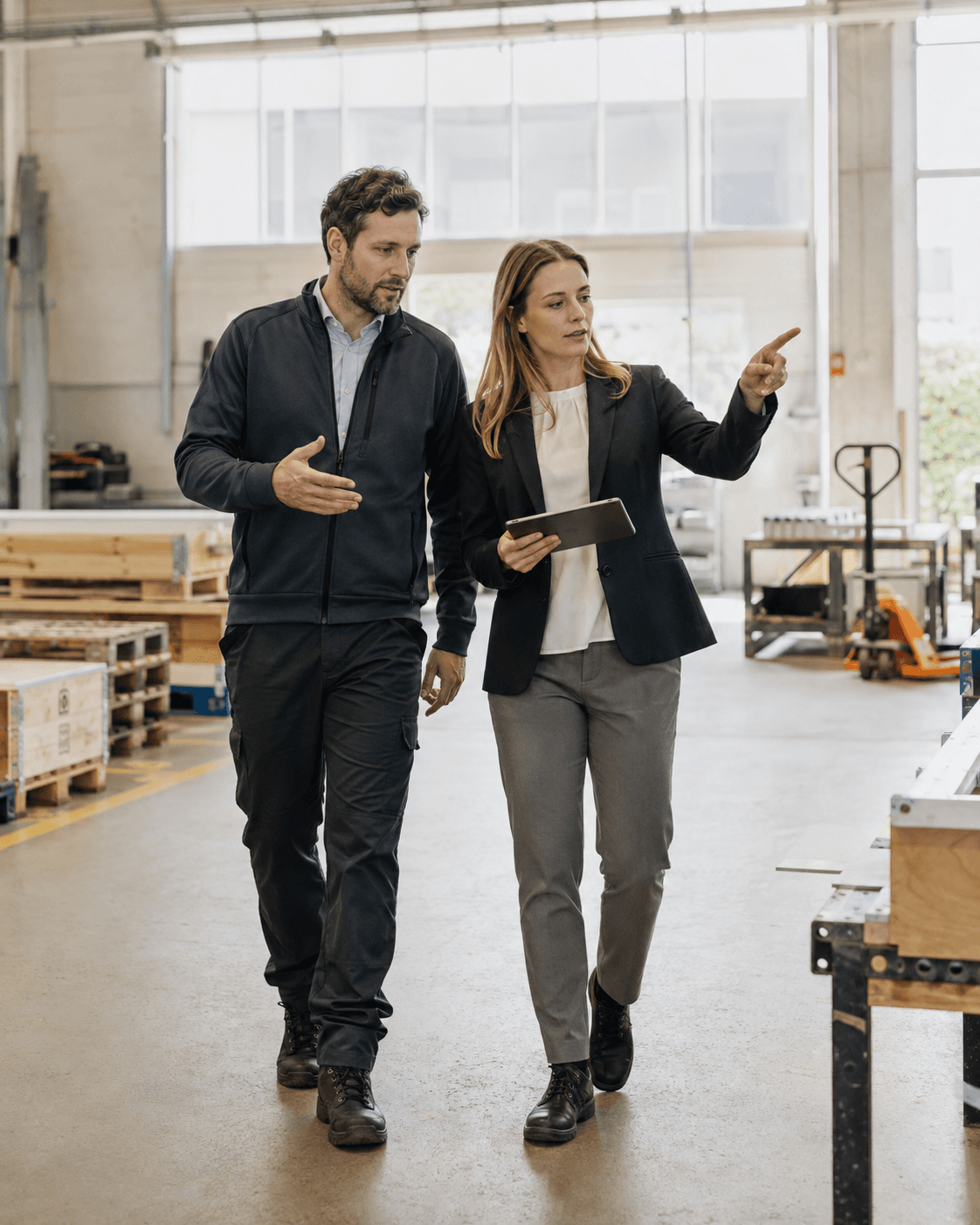 Une consultante et un responsable analysent ensemble un environnement de travail.